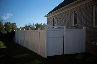 White, privacy Gate with mid Rail