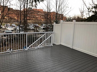 Vinyl Deck with Aluminum Railing