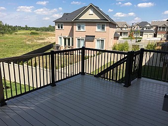 Beige Vinyl Deck with Black Aluminum Railing