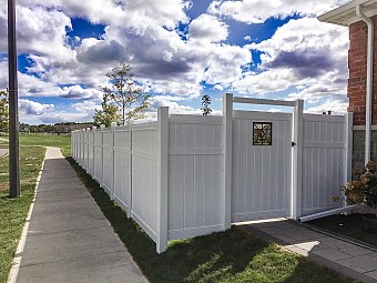 White, privacy Gate with Metal insert
