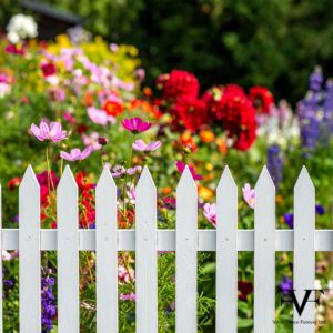 How to Choose Between a White Picket Fence and a Privacy Fence